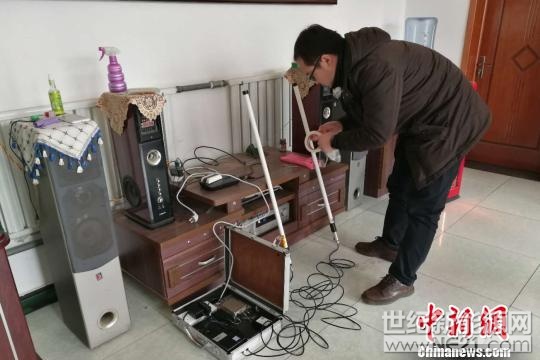 國(guó)家電網(wǎng)技術(shù)人員在在河北省淶水縣南郭下村的分布式光伏扶貧電站研發(fā)5G技術(shù)傳輸。　趙明 攝